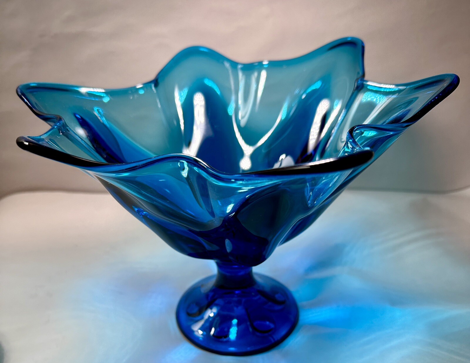 L.E. Smith Glass Peacock Blue Footed Compote / Fruit Bowl (#6101) - circa 1967 - Image 2