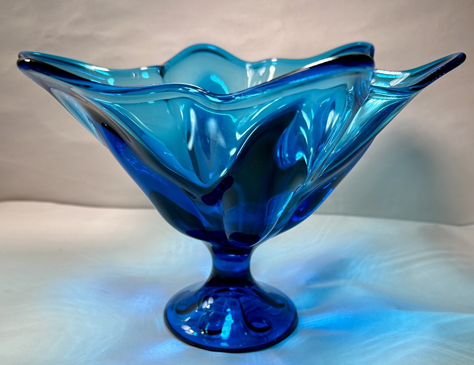 L.E. Smith Glass Peacock Blue Footed Compote / Fruit Bowl (#6101) - circa 1967 - Image 7