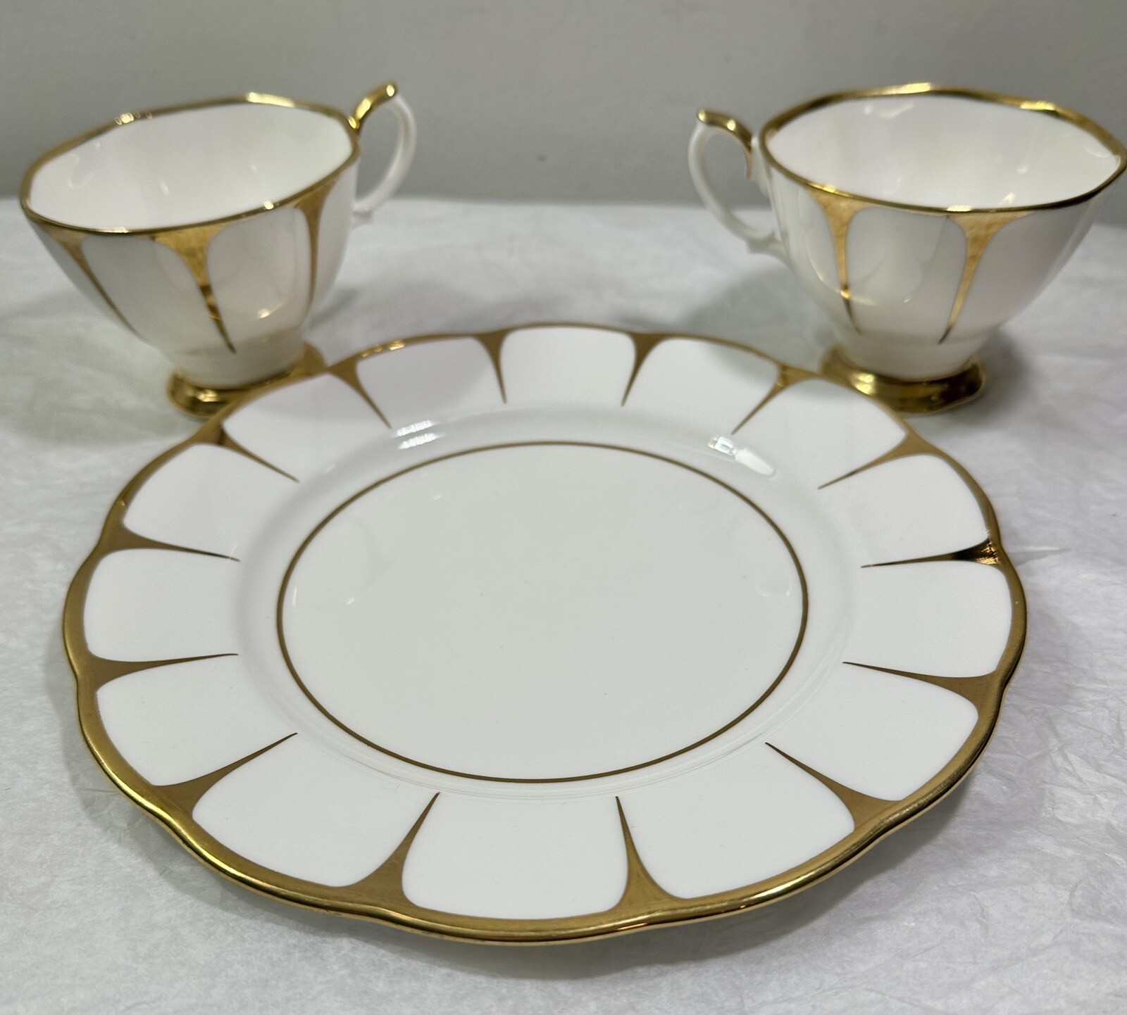 Royal Vale White and Gold Footed Teacups and Side Plate - 1960 - Image 4