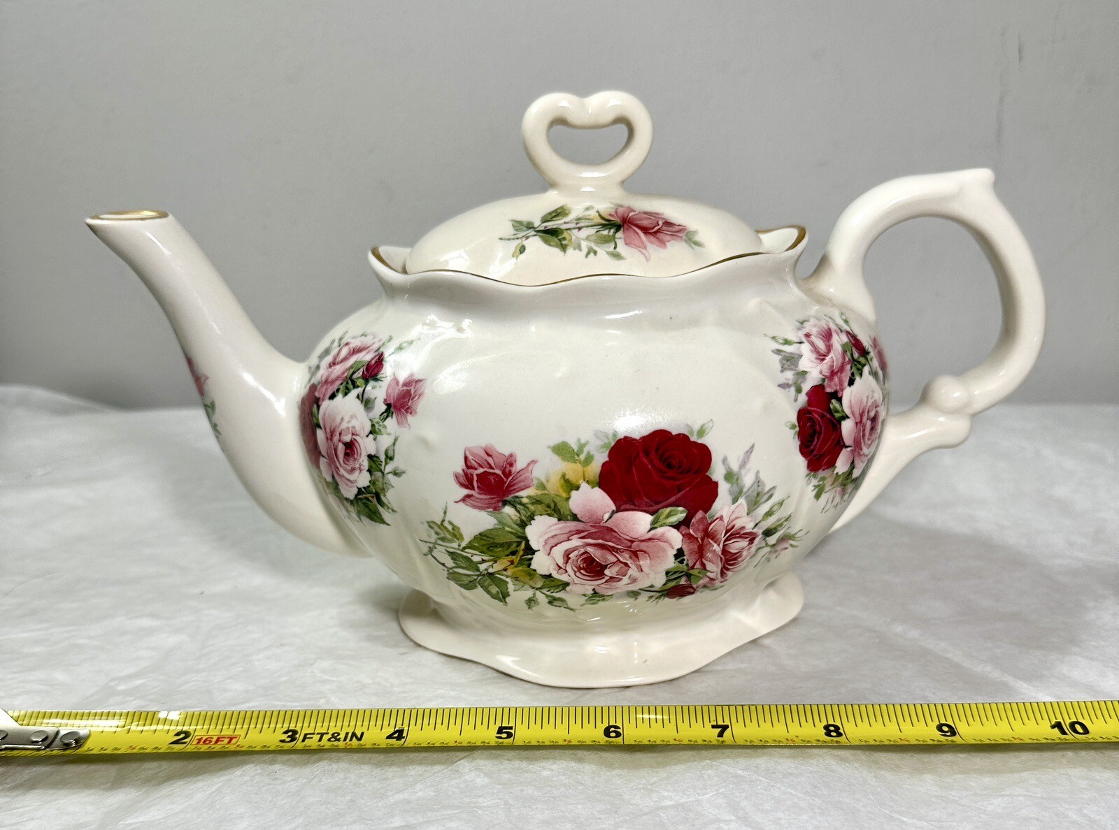 CROWNE OAKES DESIGNS NEW YORK TEAPOT RED & PINK ROSES
